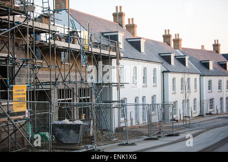 Verkehrssysteme, Dorset, in der Nähe von Dorchester eine moderne Wohnsiedlung von Prinz Charles unterstützt in einem nachgebauten faux alten Stil entworfen. Stockfoto