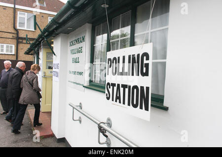 Ickenham, größere London, UK. 7. Mai 2015. Mitglieder der Öffentlichkeit, in einem Wahllokal in der Dorfhalle, Ickenham, größere London, UK, auf Donnerstag, 7. Mai 2015. Umfragen deuten darauf hin den Parlamentswahlen Ergebnis in einer anderen Koalition beenden könnte. Bildnachweis: Timothy Budd/Alamy Live-Nachrichten Stockfoto