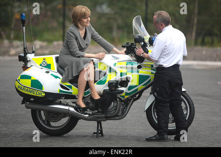 Schottlands dann stellvertretender erster Minister und Gesundheitsminister in der schottischen Exekutive, Nicola Sturgeon MSP, abgebildete sprechen Mitarbeiter bei einem offiziellen Besuch in eine neue Rettungsstation am Peffermill, Edinburgh im Jahr 2007. MS Sturgeon fuhr fort, Schottlands erster Minister im Jahr 2014 werden die Nachfolger von Alex Salmond. Sie führte die Partei zu sein Bestes Ergebnis in britische allgemeine Wahl 2015. Stockfoto