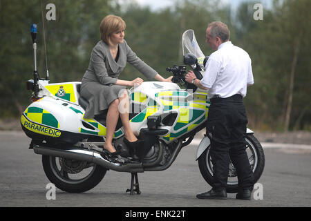 Schottlands dann stellvertretender erster Minister und Gesundheitsminister in der schottischen Exekutive, Nicola Sturgeon MSP, abgebildete sprechen Mitarbeiter bei einem offiziellen Besuch in eine neue Rettungsstation am Peffermill, Edinburgh im Jahr 2007. MS Sturgeon fuhr fort, Schottlands erster Minister im Jahr 2014 werden die Nachfolger von Alex Salmond. Sie führte die Partei zu sein Bestes Ergebnis in britische allgemeine Wahl 2015. Stockfoto