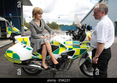 Schottlands dann stellvertretender erster Minister und Gesundheitsminister in der schottischen Exekutive, Nicola Sturgeon MSP, abgebildete sprechen Mitarbeiter bei einem offiziellen Besuch in eine neue Rettungsstation am Peffermill, Edinburgh im Jahr 2007. MS Sturgeon fuhr fort, Schottlands erster Minister im Jahr 2014 werden die Nachfolger von Alex Salmond. Sie führte die Partei zu sein Bestes Ergebnis in britische allgemeine Wahl 2015. Stockfoto