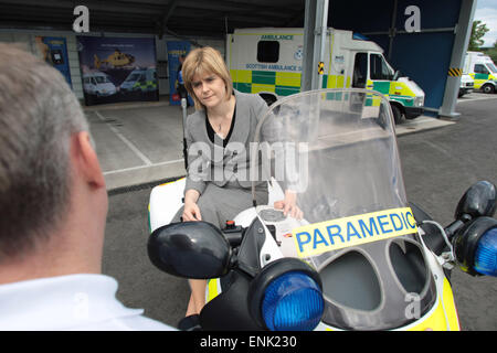 Schottlands dann stellvertretender erster Minister und Gesundheitsminister in der schottischen Exekutive, Nicola Sturgeon MSP, abgebildete sprechen Mitarbeiter bei einem offiziellen Besuch in eine neue Rettungsstation am Peffermill, Edinburgh im Jahr 2007. MS Sturgeon fuhr fort, Schottlands erster Minister im Jahr 2014 werden die Nachfolger von Alex Salmond. Sie führte die Partei zu sein Bestes Ergebnis in britische allgemeine Wahl 2015. Stockfoto