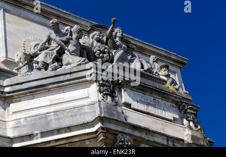 Commerce and Industry Sculpture von Paul Raphael Montford, Cardiff Crown Court, Cathays Park, Cardiff, Wales, UK. Stockfoto