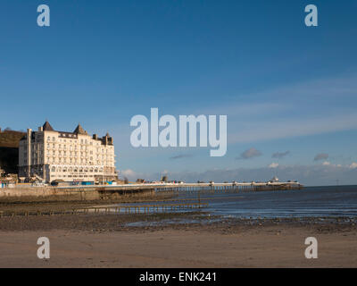 Das Grand Hotel Pier, Llandudno, Conwy, Nordwales Stockfoto