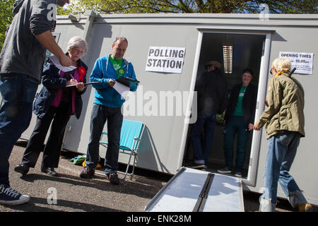 Brighton, UK. 7. Mai 2015. Wähler Schlange stehen, um ihre Stimme bei einer Wahlkabine in Preston Park, Brighton, East Sussex, UK am Donnerstag 7 kann 2015 Credit: BMD Bilder/Alamy Live News Stockfoto