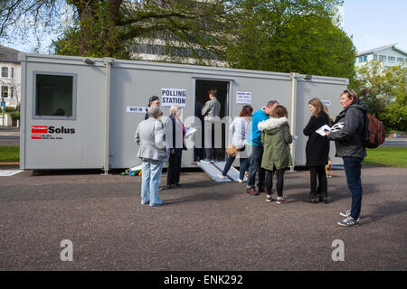 Brighton, UK. 7. Mai 2015. Wähler Schlange stehen, um ihre Stimme bei einer Wahlkabine in Preston Park, Brighton, East Sussex, UK am Donnerstag 7 kann 2015 Credit: BMD Bilder/Alamy Live News Stockfoto