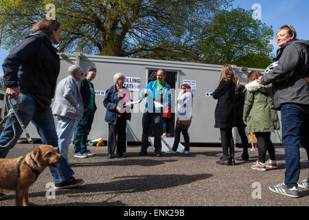 Brighton, UK. 7. Mai 2015. Wähler Schlange stehen, um ihre Stimme bei einer Wahlkabine in Preston Park, Brighton, East Sussex, UK am Donnerstag 7 kann 2015 Credit: BMD Bilder/Alamy Live News Stockfoto