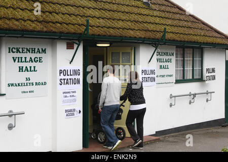 Ickenham, größere London, UK. 7. Mai 2015. Mitglieder der Öffentlichkeit, in einem Wahllokal in der Dorfhalle, Ickenham, größere London, UK, auf Donnerstag, 7. Mai 2015. Umfragen deuten darauf hin den Parlamentswahlen Ergebnis in einer anderen Koalition beenden könnte. Bildnachweis: Timothy Budd/Alamy Live-Nachrichten Stockfoto