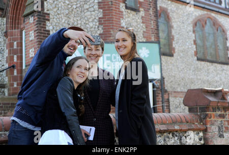 Brighton, UK. 7. Mai 2015. Caroline Lucas der prospektiven grüne Parteianwärter für Brighton Pavilion in den Parlamentswahlen 2015 posiert für Fotos nach der Abstimmung in Florenz Road Baptist Kirche Wahllokal in Brighton Vormittag Credit: Simon Dack/Alamy Live News Stockfoto