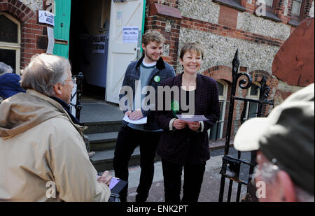 Brighton, UK. 7. Mai 2015. Caroline Lucas der prospektiven grüne Parteianwärter für Brighton Pavilion in den Parlamentswahlen 2015 nach Abstimmung mit ihrem 19-jährigen Sohn Isaac in Florenz Road Baptist Kirche Wahllokal in Brighton Vormittag Credit: Simon Dack/Alamy Live News Stockfoto