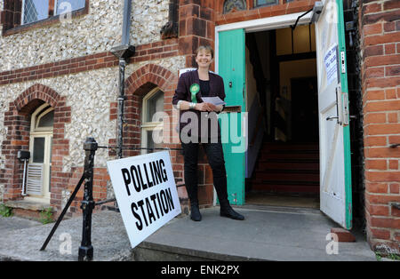 Brighton, UK. 7. Mai 2015. Caroline Lucas der prospektiven grüne Parteianwärter für Brighton Pavilion in den Parlamentswahlen 2015 Abstimmung bei Florenz Road Baptist Kirche Wahllokal in Brighton Vormittag Credit: Simon Dack/Alamy Live News Stockfoto