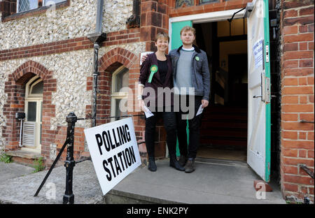 Brighton, UK. 7. Mai 2015. Caroline Lucas der prospektiven grüne Parteianwärter für Brighton Pavilion in den Parlamentswahlen 2015 Abstimmung mit ihrem 19-jährigen Sohn Isaac in Florenz Road Baptist Kirche Wahllokal in Brighton Vormittag Credit: Simon Dack/Alamy Live News Stockfoto