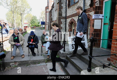 Brighton, UK. 7. Mai 2015. Caroline Lucas der prospektiven grüne Parteianwärter für Brighton Pavilion in den Parlamentswahlen 2015 nach Abstimmung mit ihrem 19-jährigen Sohn Isaac in Florenz Road Baptist Kirche Wahllokal in Brighton Vormittag Credit: Simon Dack/Alamy Live News Stockfoto