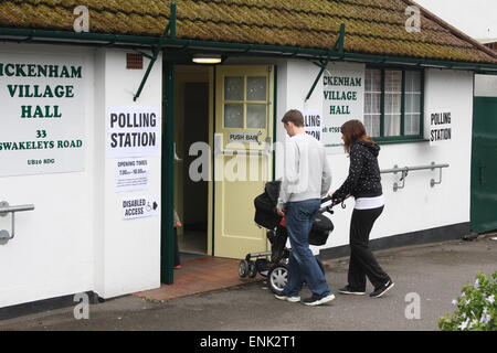 Ickenham, größere London, UK. 7. Mai 2015. Mitglieder der Öffentlichkeit, in einem Wahllokal in der Dorfhalle, Ickenham, größere London, UK, auf Donnerstag, 7. Mai 2015. Umfragen deuten darauf hin den Parlamentswahlen Ergebnis in einer anderen Koalition beenden könnte. Bildnachweis: Timothy Budd/Alamy Live-Nachrichten Stockfoto