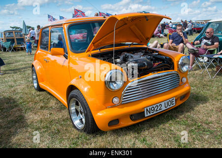 WINDSOR, BERKSHIRE, UK - 3. August 2014: Eine Orange Classic Mini mit der Motorhaube öffnen auf einem Classic Car Show im August 2013 Stockfoto