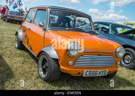 WINDSOR, BERKSHIRE, UK - 3. August 2014: Eine Orange Classic Mini auf ein Classic Car Show im August 2013. Stockfoto