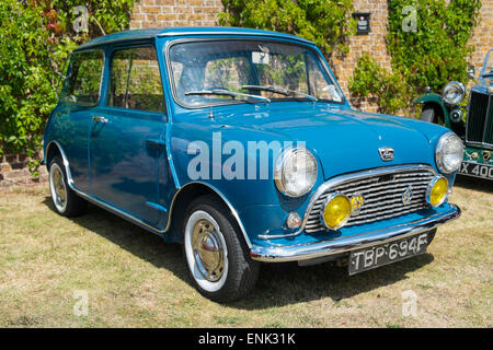 WINDSOR, BERKSHIRE, UK - 3. August 2014: A Blue Classic Austin Mini auf ein Classic Car Show im August 2013. Stockfoto