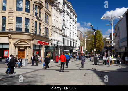 Käufer auf der Queen Street, Stadtzentrum von Cardiff, Wales. Stockfoto