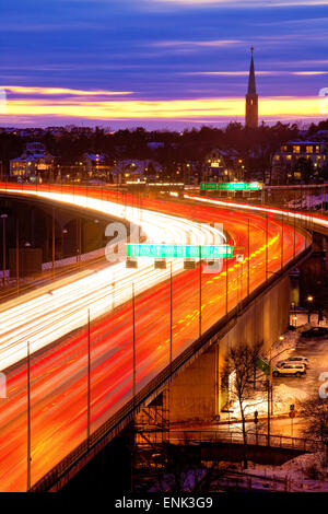 Schweden, Stockholm - Verkehr auf Essinge Highway in der Abenddämmerung Stockfoto