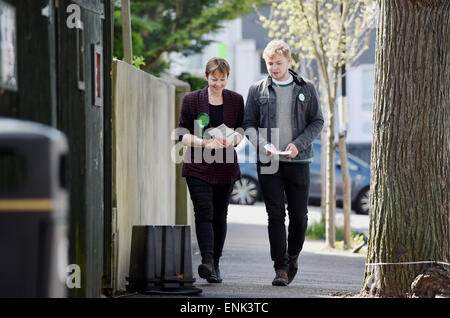 Brighton, UK. 7. Mai 2015. Caroline Lucas und ihr Sohn Isaac prospektive grüne Parteianwärter für Brighton Pavilion in den Parlamentswahlen 2015 Ankunft in Florenz Road Baptist Kirche Wahllokal in Brighton Vormittag Kredit abstimmen: Simon Dack/Alamy Live News Stockfoto