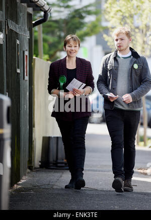 Brighton, UK. 7. Mai 2015. Caroline Lucas und ihr Sohn Isaac prospektive grüne Parteianwärter für Brighton Pavilion in den Parlamentswahlen 2015 Ankunft in Florenz Road Baptist Kirche Wahllokal in Brighton Vormittag Kredit abstimmen: Simon Dack/Alamy Live News Stockfoto