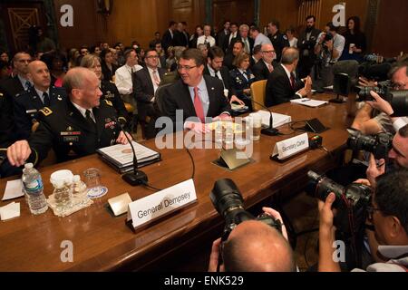 Wir bereiten Verteidigungsminister Ash Carter und Joint Chiefs Chairman General Martin Dempsey, vor dem Senatsausschuss Mittel Verteidigung Subcommittee on den Haushaltsentwurf FY16 6. Mai 2015 in Washington D.C. zu bezeugen Stockfoto