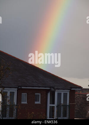 Newcastle Upon Tyne, 6. April 2015, Großbritannien Wetter: Ein Bogen des Regenbogens gegen einen ausgeprägten Himmel am Abend über den Vororten von Tynemouth. Bildnachweis: James Walsh/Alamy Live-Nachrichten Stockfoto