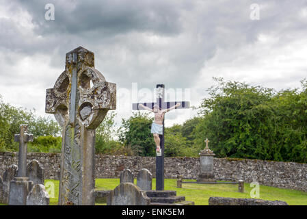 Keltisches Kreuz Grabstein und Kreuz auf dem Friedhof in County Tipperary, Irland Stockfoto