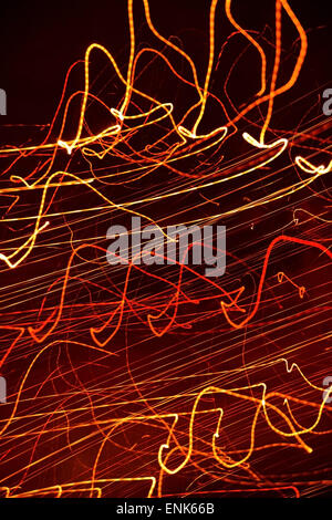 Bild von roten Zufalls abstrakten Lichtspuren. Stockfoto