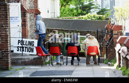 Brighton UK 7. Mai 2015 - Wähler und Partei-Zähler bei Florenz Road Baptist Kirche Wahllokal in Brighton heute Morgen in Brighton Pavilion Wahlkreis Credit: Simon Dack/Alamy Live News Stockfoto