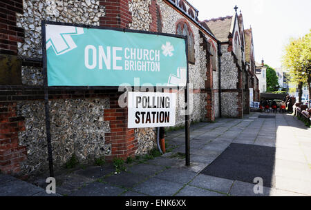 Brighton UK 7. Mai 2015 - Wähler und Partei-Zähler bei Florenz Road Baptist Kirche Wahllokal in Brighton heute Morgen in Brighton Pavilion Wahlkreis Credit: Simon Dack/Alamy Live News Stockfoto