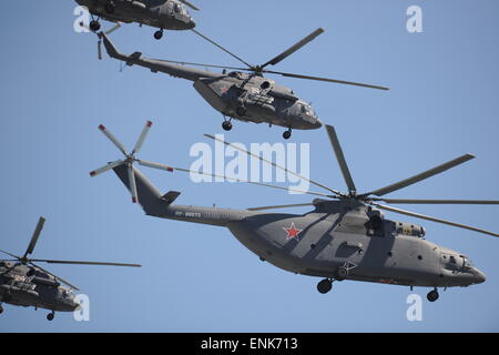 Moskau. 7. Mai 2015. MI-26 schwere Transporthubschrauber und MI-8 mittlere Transport Hubschrauber fliegen über den roten Platz in Moskau, am 7. Mai 2015, während der Hauptprobe für den Tag des Sieges Militärparade. Russland feiert den 70. Jahrestag des Sieges über Nazi-Deutschland 1945 am 9. Mai. Bildnachweis: Dai Tianfang/Xinhua/Alamy Live-Nachrichten Stockfoto