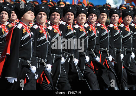 Moskau. 7. Mai 2015. Soldaten aus der Kuban-Kosaken-Bataillon marschieren in roten Platz in Moskau, am 7. Mai 2015, während der Hauptprobe für den Tag des Sieges Militärparade. Russland feiert den 70. Jahrestag des Sieges über Nazi-Deutschland 1945 am 9. Mai. Bildnachweis: Dai Tianfang/Xinhua/Alamy Live-Nachrichten Stockfoto