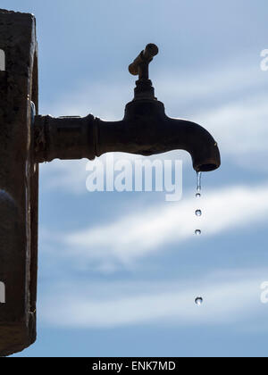 Wasser aus einem Wasserhahn tropft Stockfoto