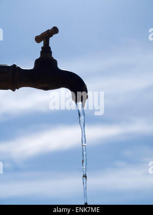 Wasser läuft aus einem Wasserhahn Stockfoto