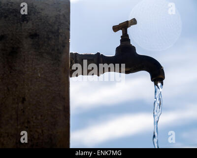 Wasser läuft aus einem Wasserhahn Stockfoto