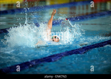 Junge Mann schwimmen Rückenschwimmen Stockfoto