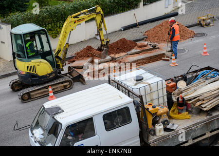 Bagger Graben Loch während Baustellen Stockfoto