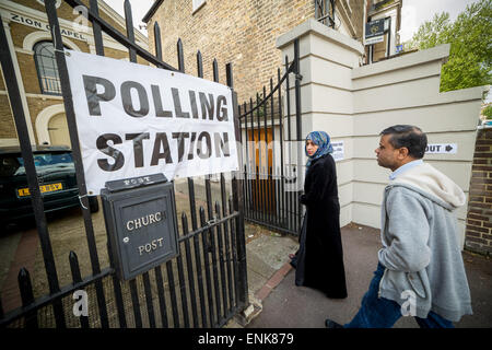 London, UK. 7. Mai 2015. Wahllokal in New Cross Road Baptist Church am Wahltag Parlamentswahlen 2015 in Lewisham Deptford Wahlkreis Credit: Guy Corbishley/Alamy Live-Nachrichten Stockfoto