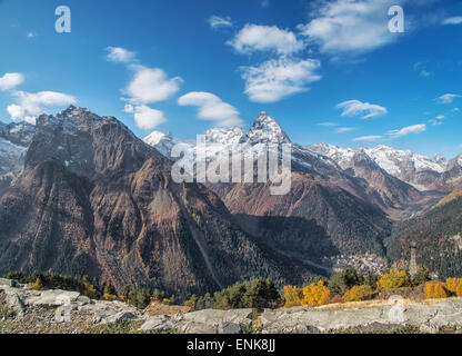 Dombai - einer bergigen Gegend in Karatschai-Tscherkessien im Kuban-Becken in der Nord-Kaukasus-Russland Stockfoto