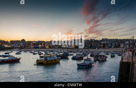 St Ives Harbour in der Nacht, liegen Fischerboote wieder sicher für die Nacht. Stockfoto