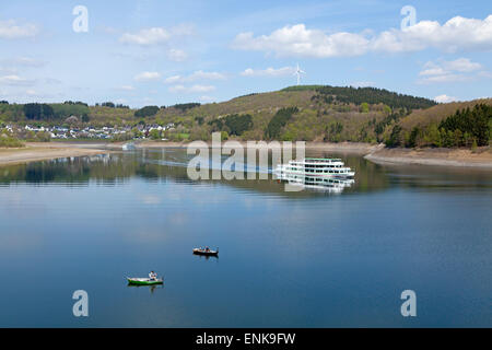 Ausflugsschiff auf Bigge-Stausee in der Nähe von conjunctions, Sauerland, Nordrhein-Westfalen, Deutschland Stockfoto