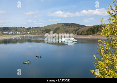 Ausflugsschiff auf Bigge-Stausee in der Nähe von conjunctions, Sauerland, Nordrhein-Westfalen, Deutschland Stockfoto