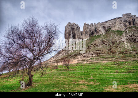 Der Felsvorsprung befindet sich in der Oberkreide in Constantinovskiy Region Donezk in der Nähe der Belokuzminovka Stockfoto