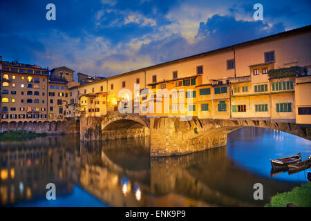 Florenz. Bild der Ponte Vecchio in Florenz in der Abenddämmerung. Stockfoto