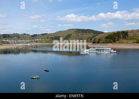 Ausflugsschiff auf Bigge-Stausee in der Nähe von conjunctions, Sauerland, Nordrhein-Westfalen, Deutschland Stockfoto