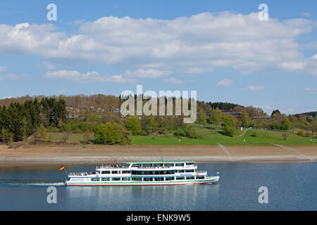 Ausflugsschiff auf Bigge-Stausee in der Nähe von conjunctions, Sauerland, Nordrhein-Westfalen, Deutschland Stockfoto