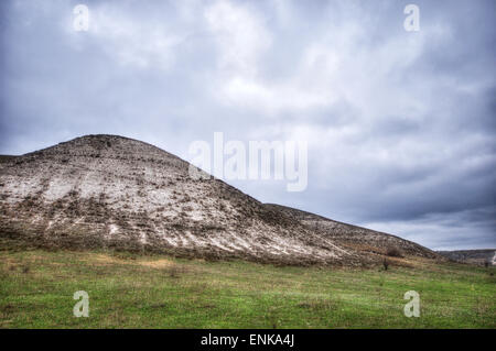 Der Felsvorsprung befindet sich in der Oberkreide in Constantinovskiy Region Donezk in der Nähe der Belokuzminovka Stockfoto