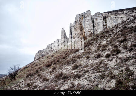 Der Felsvorsprung befindet sich in der Oberkreide in Constantinovskiy Region Donezk in der Nähe des Dorfes Belokuzminovka Stockfoto