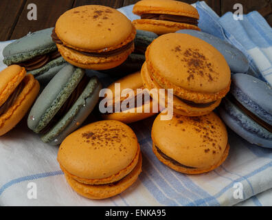 Haufen von Hjalti Orange und blau Makronen Stockfoto